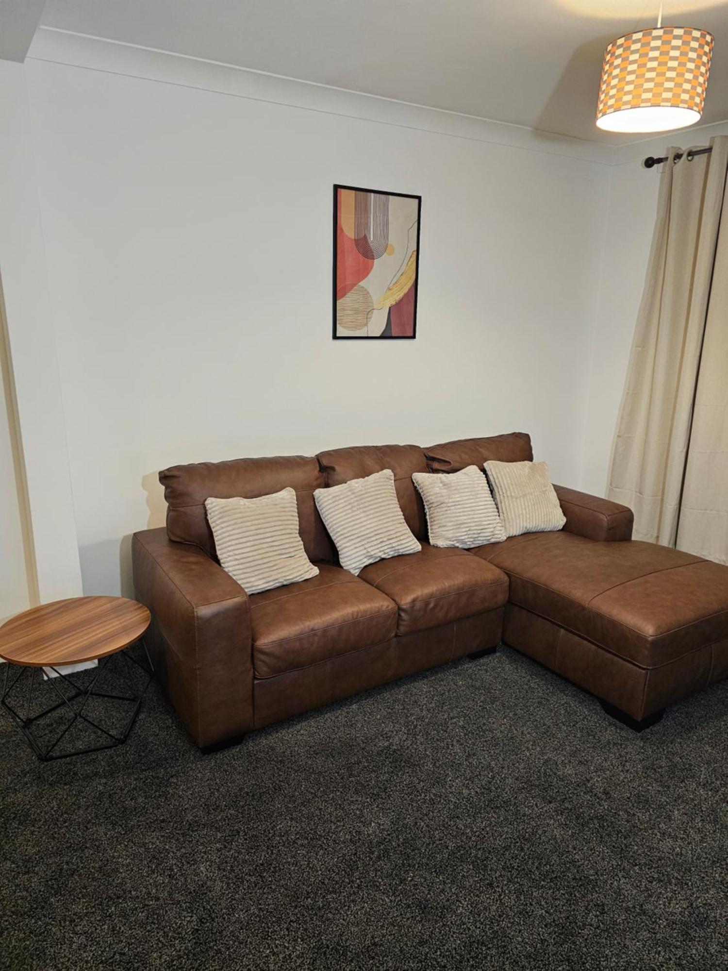 Awesome For Business Contractors And Suitable For Families With Free Parking 14mins From Nec Holiday home