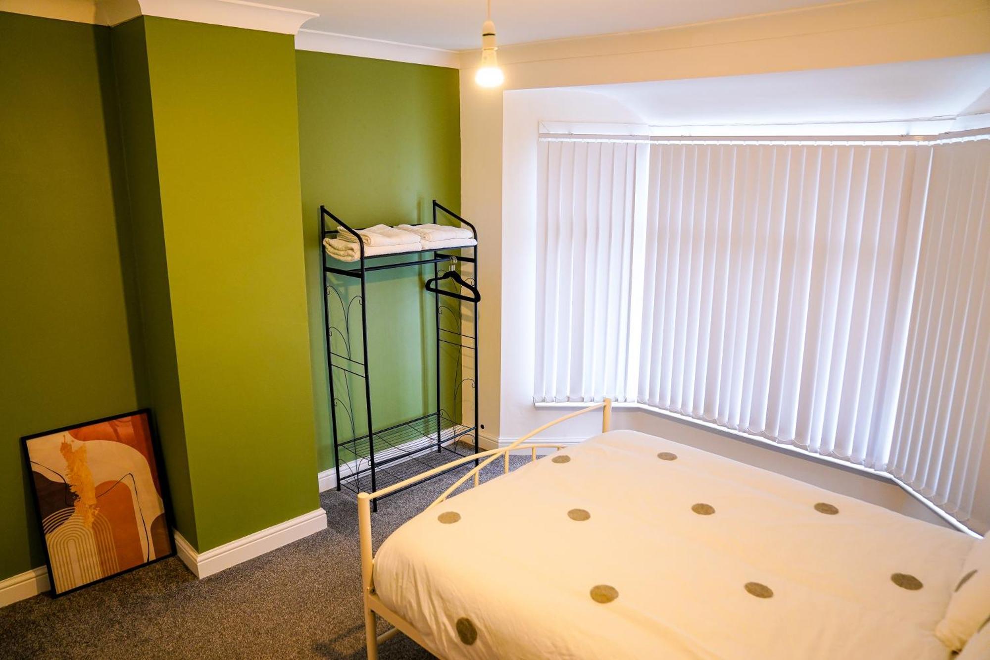 Awesome For Business Contractors And Suitable For Families With Free Parking 14mins From Nec