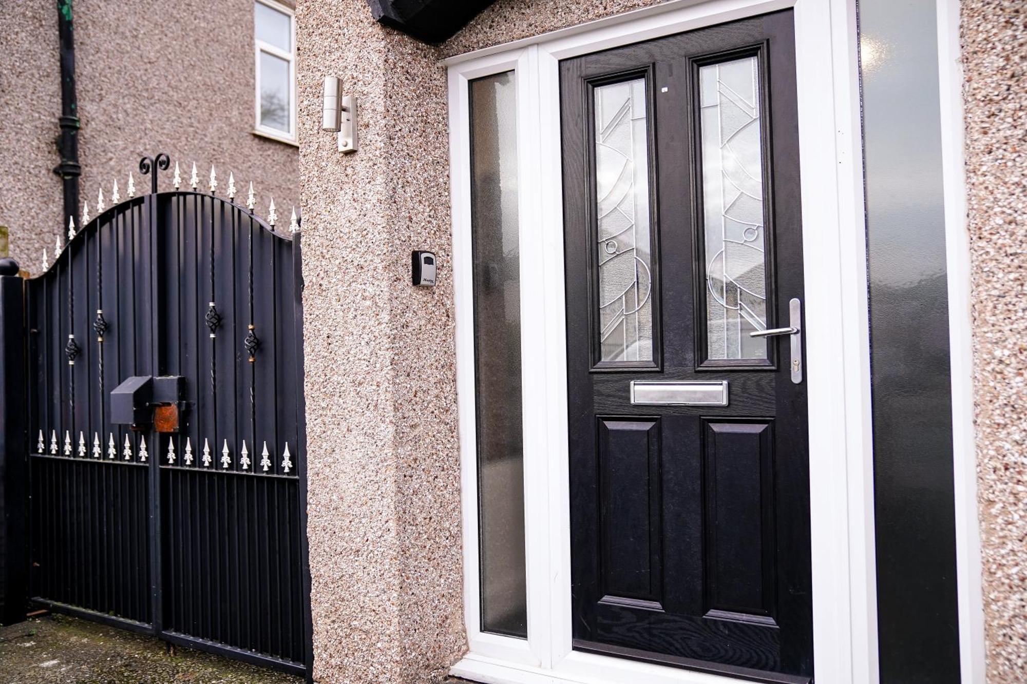 Awesome For Business Contractors And Suitable For Families With Free Parking 14mins From Nec Holiday home