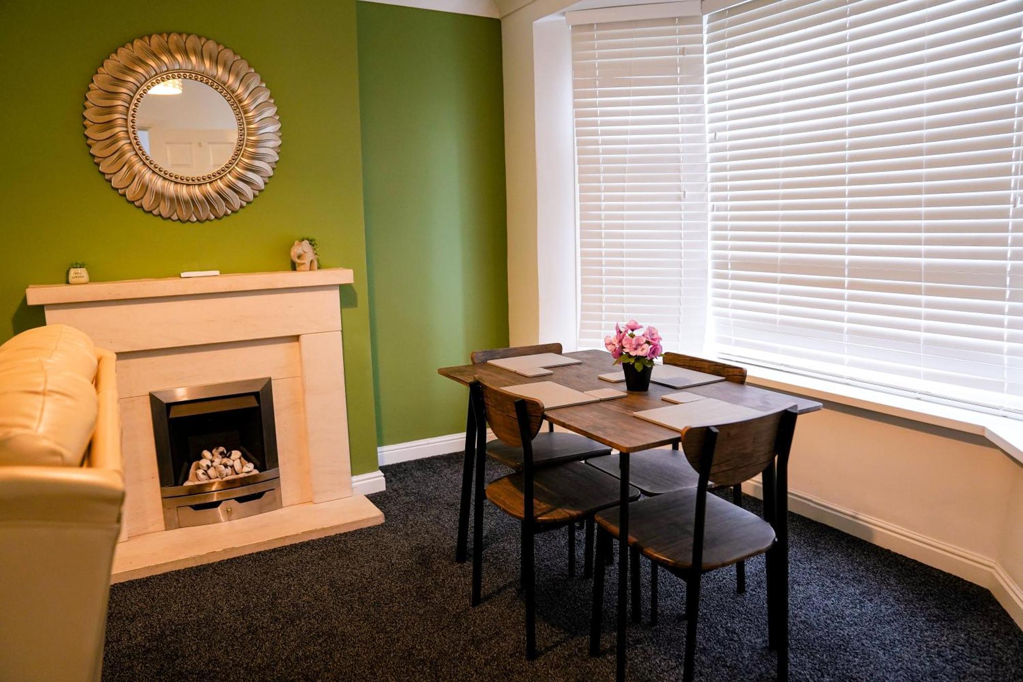 Awesome For Business Contractors And Suitable For Families With Free Parking 14mins From Nec Holiday home