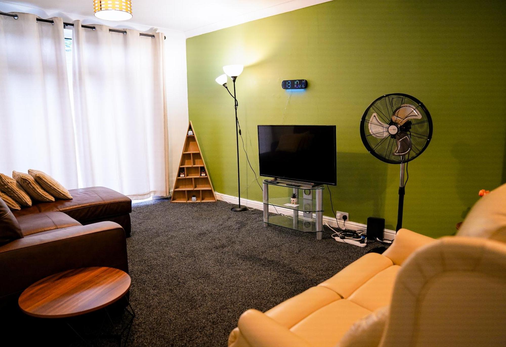 Awesome For Business Contractors And Suitable For Families With Free Parking 14mins From Nec *