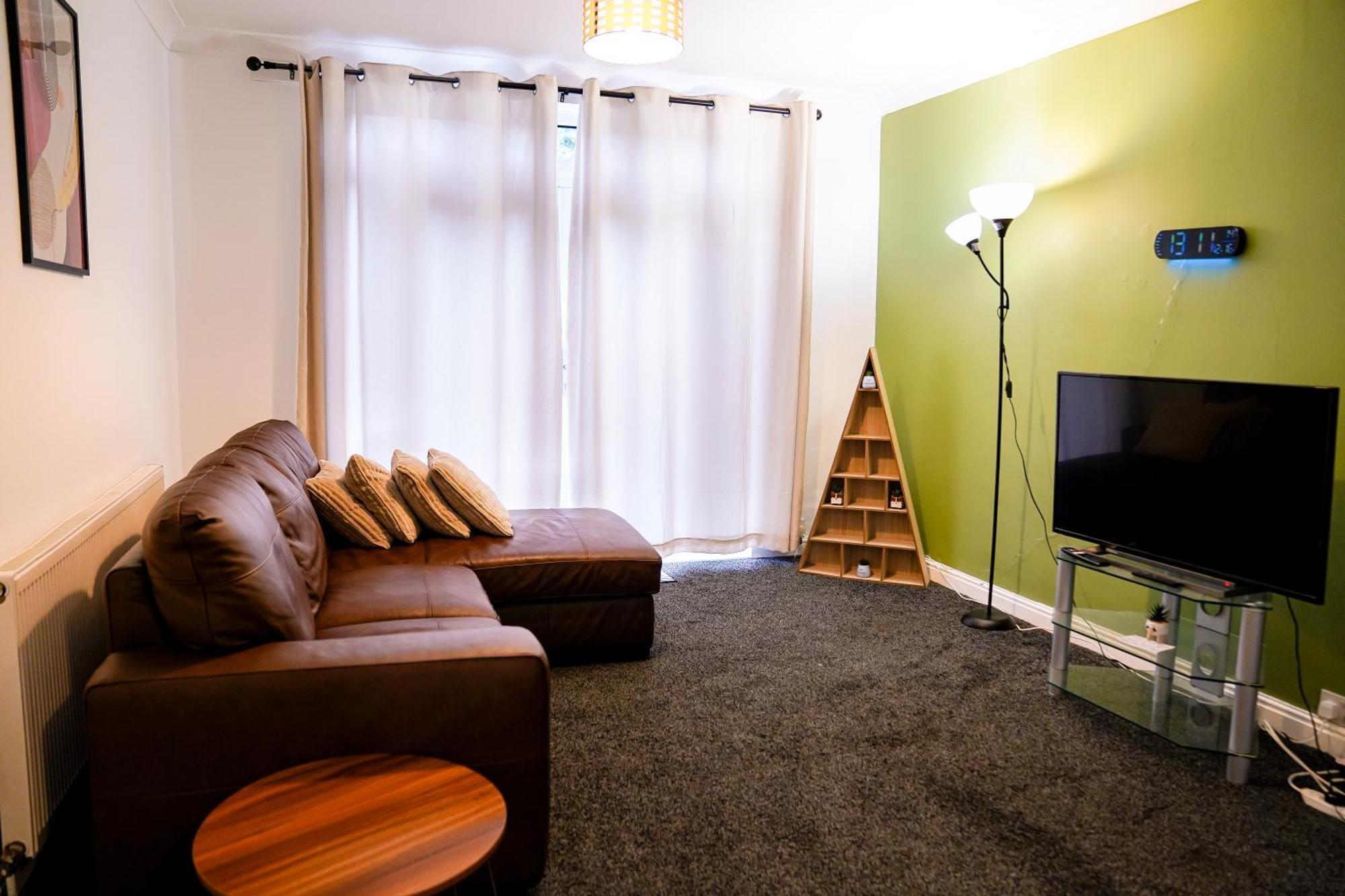 Holiday home Awesome For Business Contractors And Suitable For Families With Free Parking 14mins From Nec