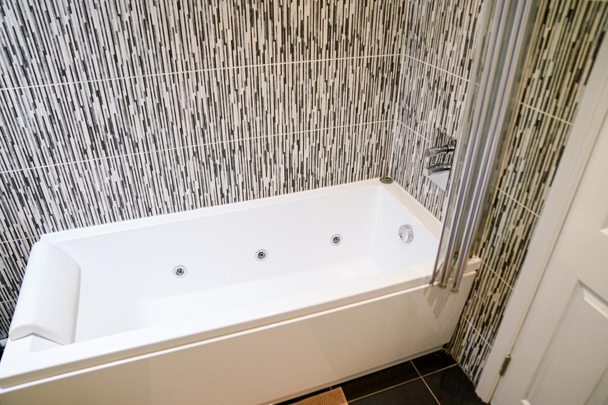 Awesome For Business Contractors And Suitable For Families With Free Parking 14mins From Nec Holiday home *