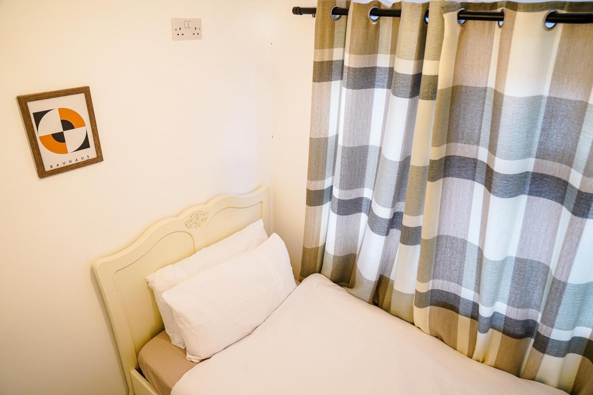 Awesome For Business Contractors And Suitable For Families With Free Parking 14mins From Nec
